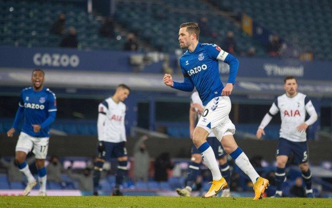 的表现令人 的表现令人